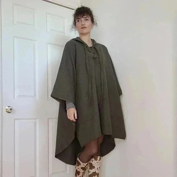Sisily hooded cape in a chic khaki green - Picture 3 of 12